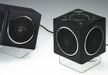 Миниатюрные колонки кубической формы JVC SP-A440 создают объемный звук